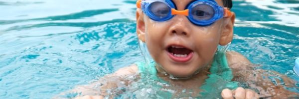 Boy  Splashing on Summer Pool_600x200